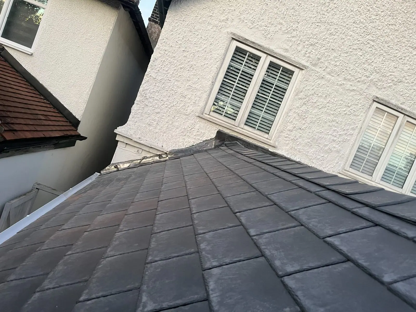 Close view of the hip where the tile courses meet